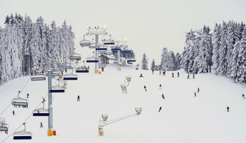 Câți centimetri are stratul de zăpadă pe pârtiile de la munte. Vezi care este starea pârtiilor în România