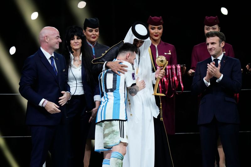 Adriana Paul, românca care a ținut trofeul acordat lui Lionel Messi la Cupa Mondială 2022