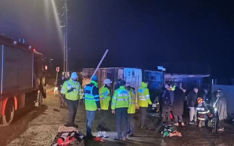 Accident la Pașcani. Autocar răsturnat cu 35 de persoane