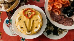 Istoria salatei de Boeuf. Cum a ajuns acest preparat nelipsit pe masa românilor de Crăciun