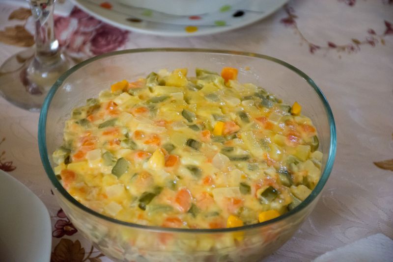 Istoria salatei de Boeuf. Cum a ajuns acest preparat nelipsit pe masa rom&acirc;nilor de Crăciun