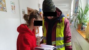 Un tată din București nu a intrat la serbarea fiicei, rușinat de cum era îmbrăcat