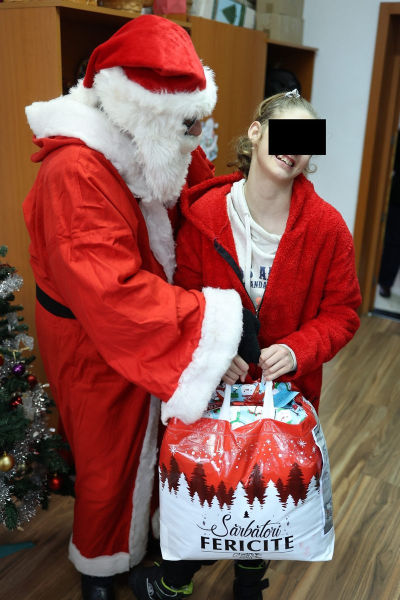 Un tată din București nu a intrat la serbarea fiicei, rușinat de cum era &icirc;mbrăcat