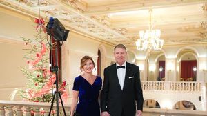 Klaus Iohannis a mers la biserică în prima zi de Crăciun, împreună cu soția sa! Președintele le-a transmis și un mesaj românilor: „Doar uniți suntem mai puternici”