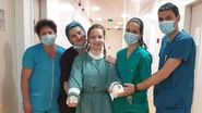 Alexia, tânăra cu mâinile amputate în accidentul de la Pașcani, a sărbătorit Revelionul acasă