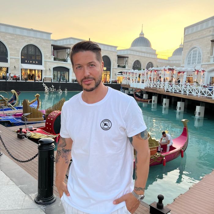 Cine este Biografie vârstă, studii, carieră, familie. Vezi care