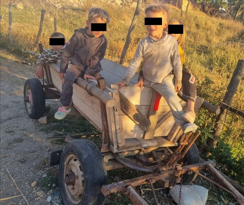 Frați abandonați de mamă comuna Tătaru