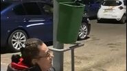 Polițiștii locali au ridicat mașina unei femei în scaun cu rotile, după ce a parcat pe un loc destinat persoanelor cu dizabilități