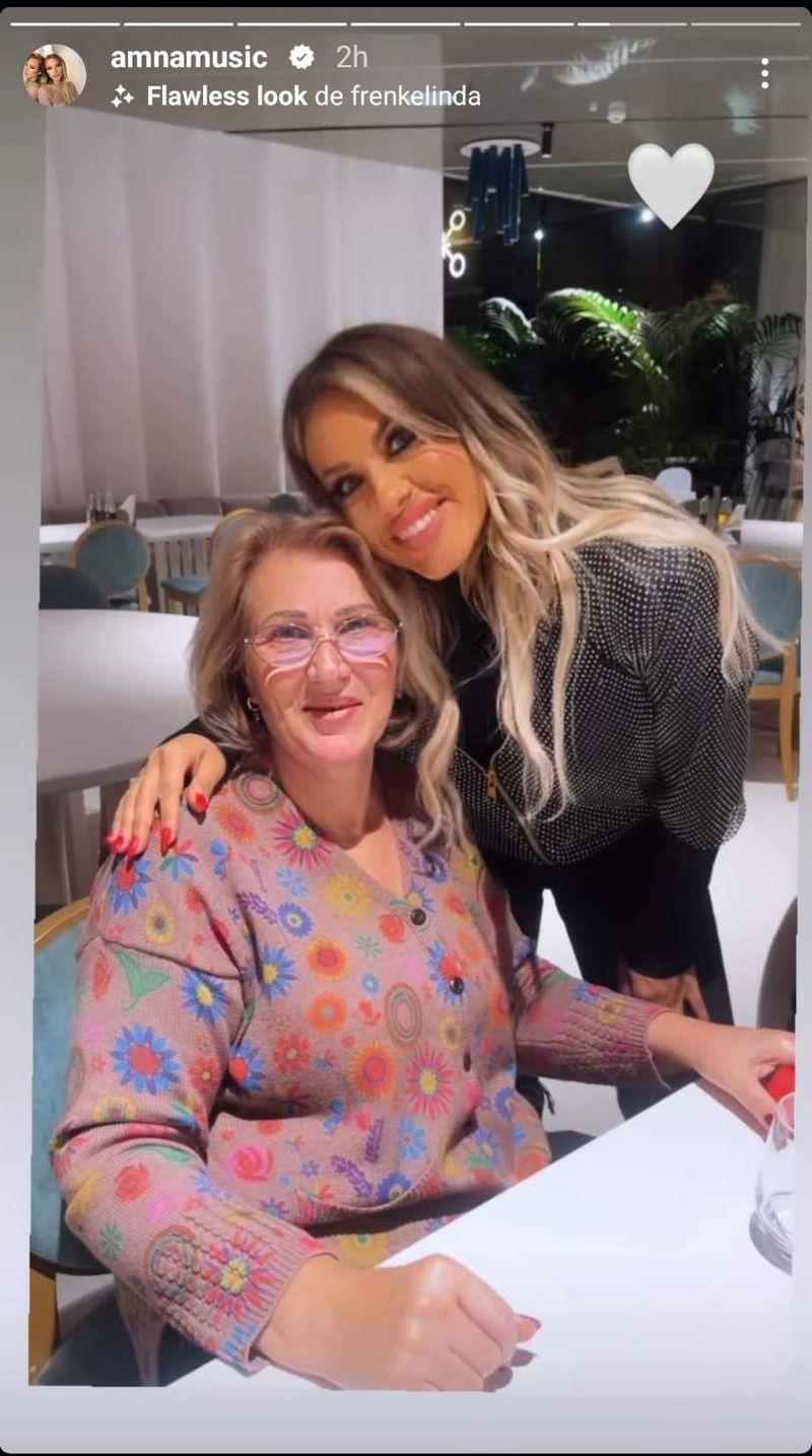 Amna a postat o imagine de colecție alături de mama sa! Așa arată cea care i-a dat viață artistei