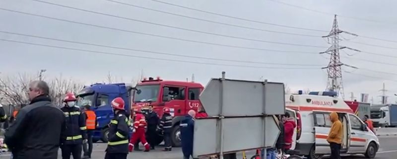 „I-a omorât pe ăștia, pe toți” Accident cumplit în Dolj! Două femei au murit pe loc, după impactul dintre un microbuz și un TIR