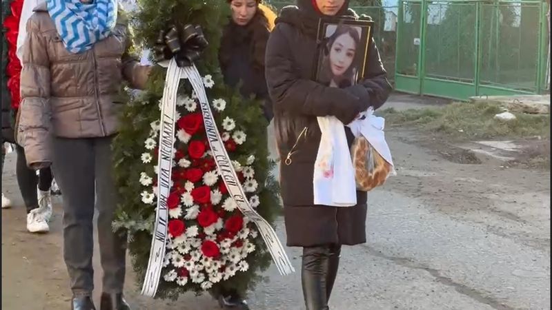 Maria, t&acirc;năra de 14 ani ucisă cu brutalitate, a fost condusă pe ultimul drum