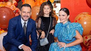 Mădălin Ionescu, un tătic model, s-a lăsat machiat și coafat de Petra! Ipostaza adorabilă în care Cristina Șișcanu și-a surprins soțul și fiica: „Primul client al Petrei este tata”