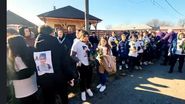 Imaginile durerii în Giurgiu! David, băiețelul de 11 ani care a fost ucis în timp ce traversa regulamentar, a fost condus pe ultimul drum. Prietenii micuțului au purtat tricouri albe cu chipul acestuia