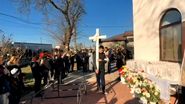 Imaginile durerii în Giurgiu! David, băiețelul de 11 ani care a fost ucis în timp ce traversa regulamentar, a fost condus pe ultimul drum. Prietenii micuțului au purtat tricouri albe cu chipul acestuia