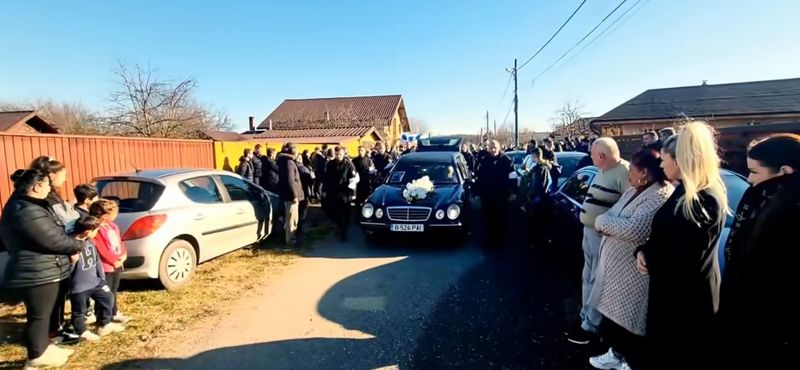 Imaginile durerii în Giurgiu! David, băiețelul de 11 ani care a fost ucis în timp ce traversa regulamentar, a fost condus pe ultimul drum. Prietenii micuțului au purtat tricouri albe cu chipul acestuia