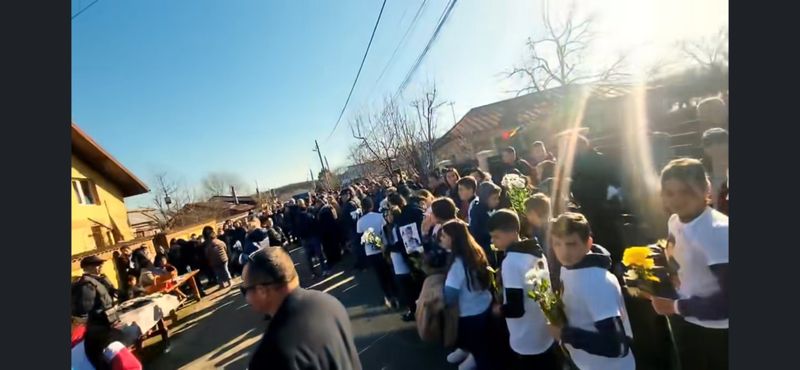 Imaginile durerii în Giurgiu! David, băiețelul de 11 ani care a fost ucis în timp ce traversa regulamentar, a fost condus pe ultimul drum. Prietenii micuțului au purtat tricouri albe cu chipul acestuia