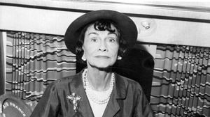 20 de citate celebre ale lui Coco Chanel. Povestea emoționantă de viață a celei mai faimoase creatoare de modă din secolul XX