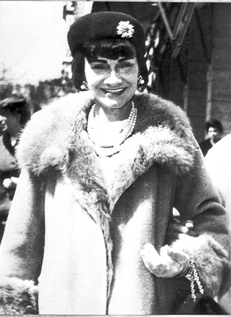 20 de citate celebre ale lui Coco Chanel. Povestea emoționantă de viață a celei mai faimoase creatoare de modă din secolul XX
