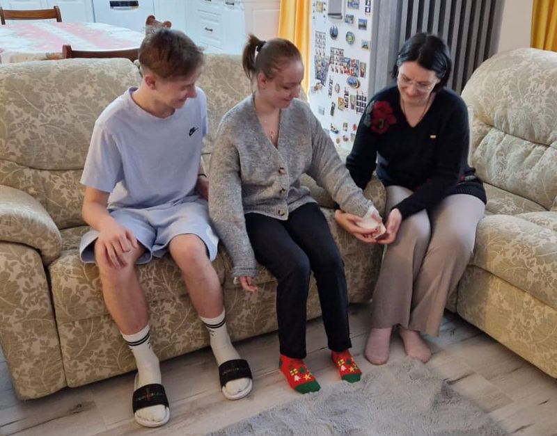 Alexia, vizitată acasă de medicul care i-a replantat brațele.