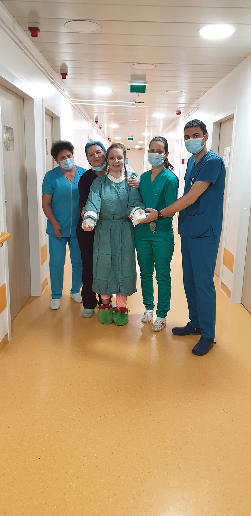 Alexia, primii pași după operația de replantare a brațelor