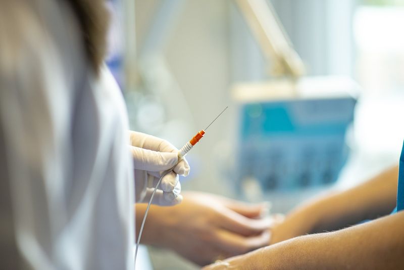 O persoana care primește îngrijiri medicale gripa covid flurona
