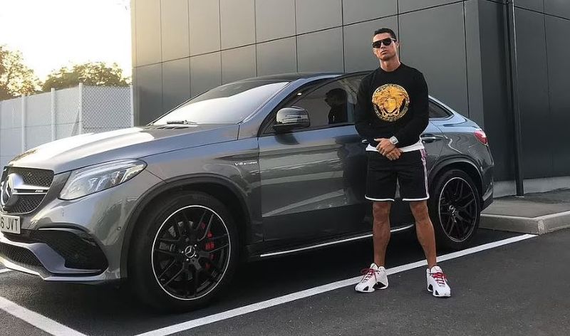 FOTO Colecţia fabuloasă de maşini a lui Cristiano Ronaldo. Piesa de rezistenţă costă aproape 10 milioane de euro