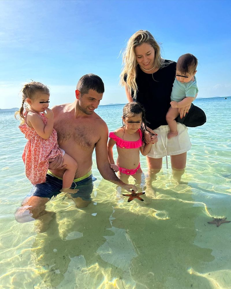 Laura Cosoi și fiicele sale , soțul