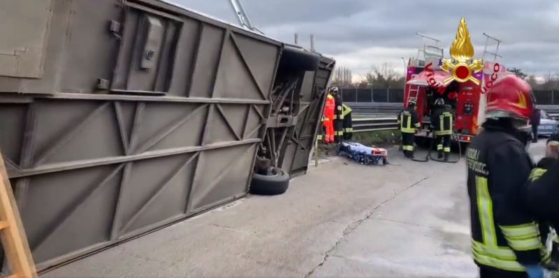 Autocar cu 60 de români s-a răsturnat pe o autostradă dn Italia