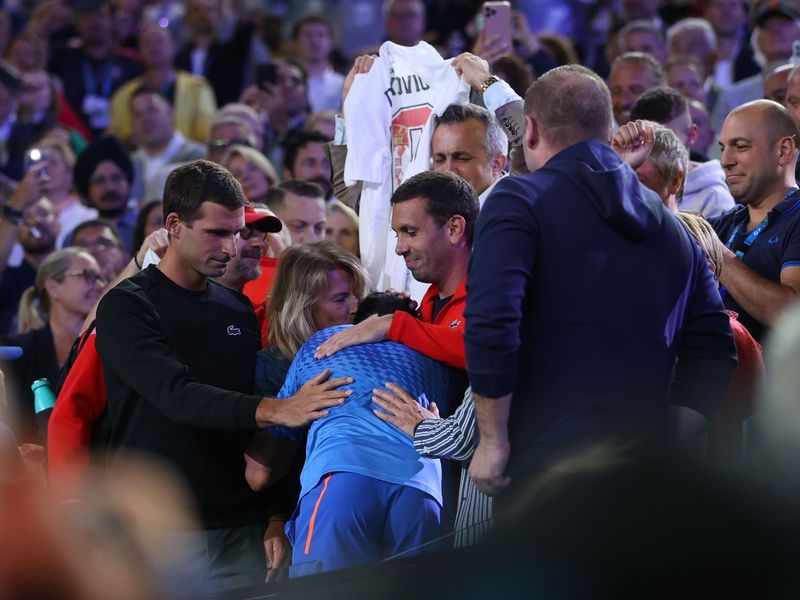 VIDEO Djokovic a plâns minute în şir după finala de la Australian Open. Ce a făcut imediat după ce l-a învins pe Tsitsipas
