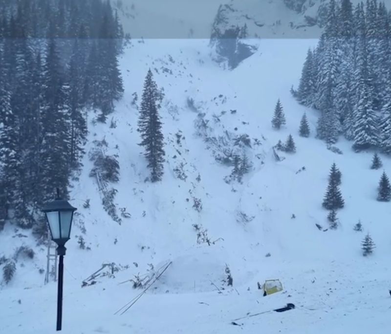 transfagarasan, avalansa, cabana, turisti blocati