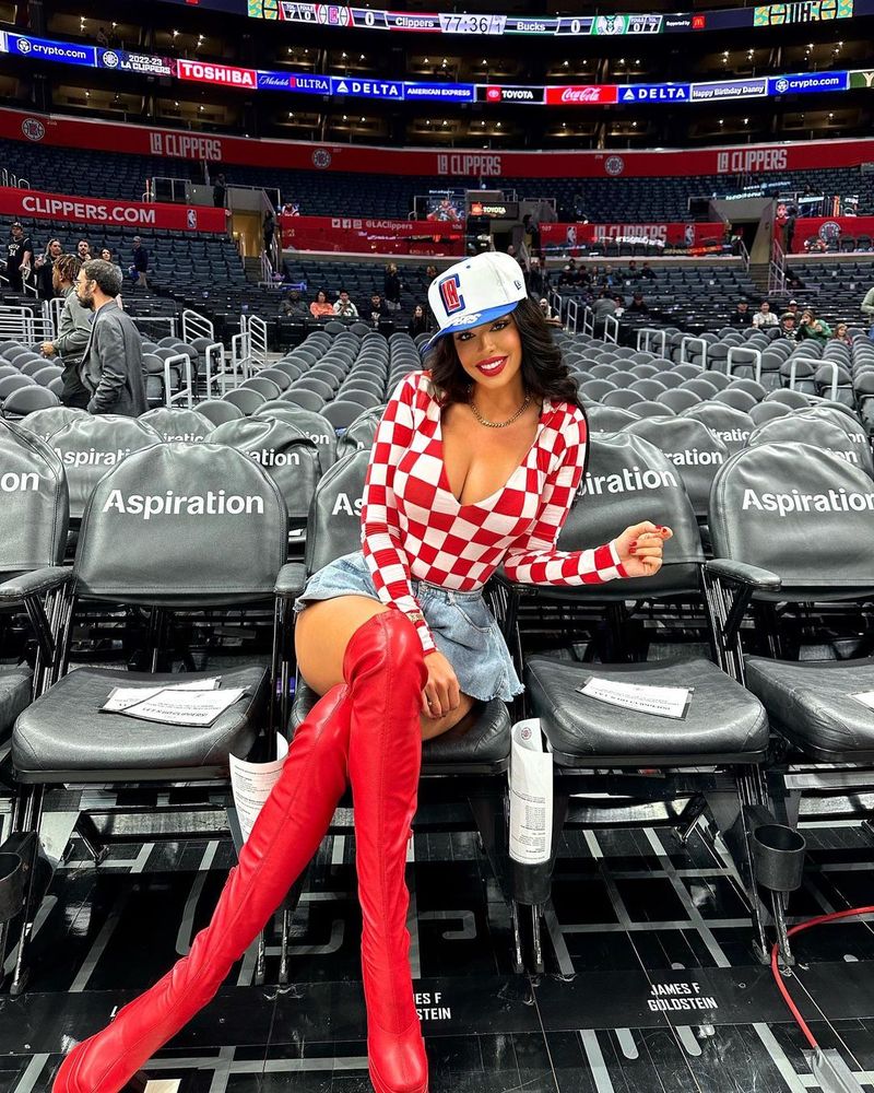 FOTO Ivana Knoll i-a înnebunit pe americani cu fusta sa minusculă! Cum a venit îmbrăcată la un meci din NBA
