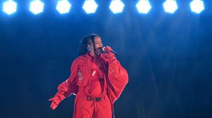 Super Bowl 2023. Rihanna a apărut pe scenă cu burtica de gravidă. Artista este însărcinată pentru a doua oară