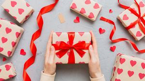 4 sugestii de cadouri rapide de Valentine’s Day 2023. Îți vei impresiona partenerul