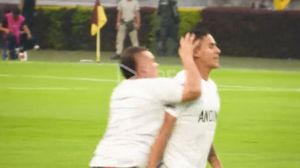 VIDEO A dat şi a fugit! Un jucător  a fost lovit pe teren de un suporter. Tot victima a fost pedepsită