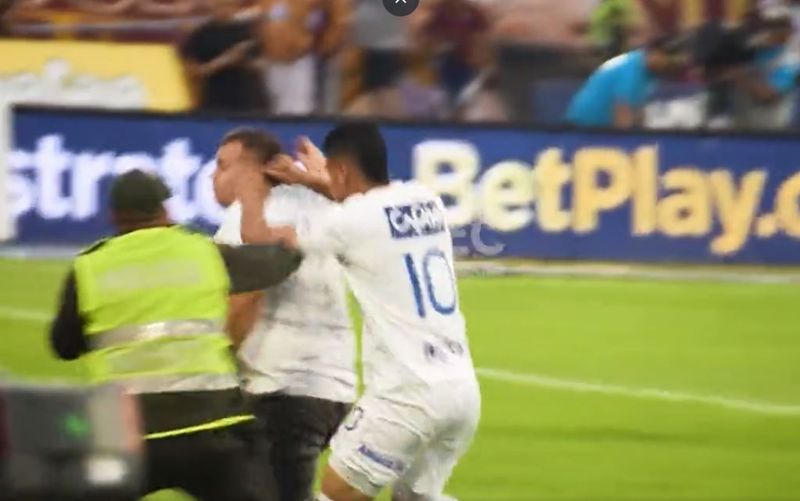 VIDEO A dat şi a fugit! Un jucător a fost lovit pe teren de un suporter. Tot victima a fost pedepsită