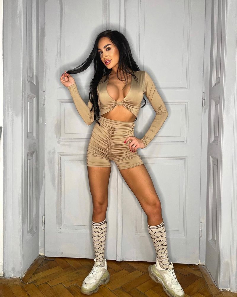 FOTO Soţia unui fotbalist român face ravagii pe OnlyFans. Mădălina nu bagă în seamă criticile: &quot;Marile vedete fac asta&quot;