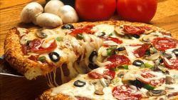 Pizza rapidă și gustoasă chiar la tine acasă! Se face cu blat de pâine și este gata în doar câteva minute