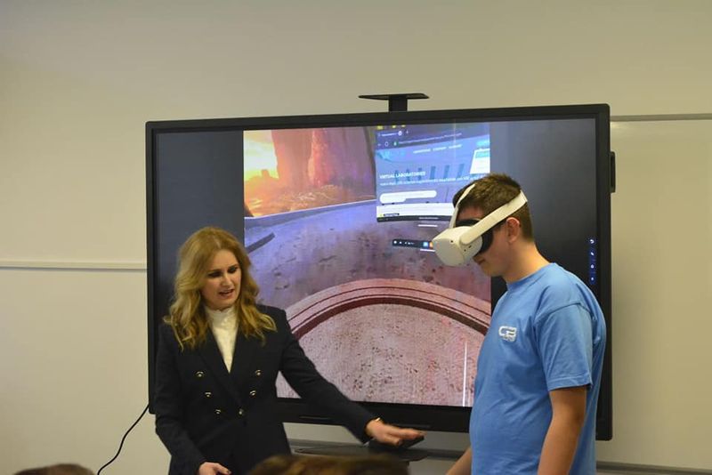 vr, realitate virtuala, invatamant digitalizat, liceu capitala, elevi
