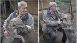 Timp de 42 de ani, un bărbat a trăit cu lupii. Bătrânul a îngrijit peste 70 de animale fără să se teamă vreodată de acestea: „Mi-au spus adesea că sunt doar pe jumătate om”