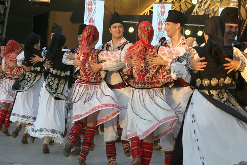 Tradiții de Dragobete 2023. Vezi de ce se spune că &bdquo;Dragobetele sărută fetele&rdquo; 