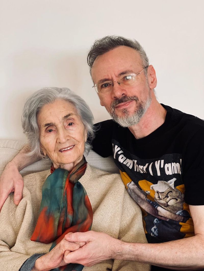 Mihai Albu, alături de mama sa