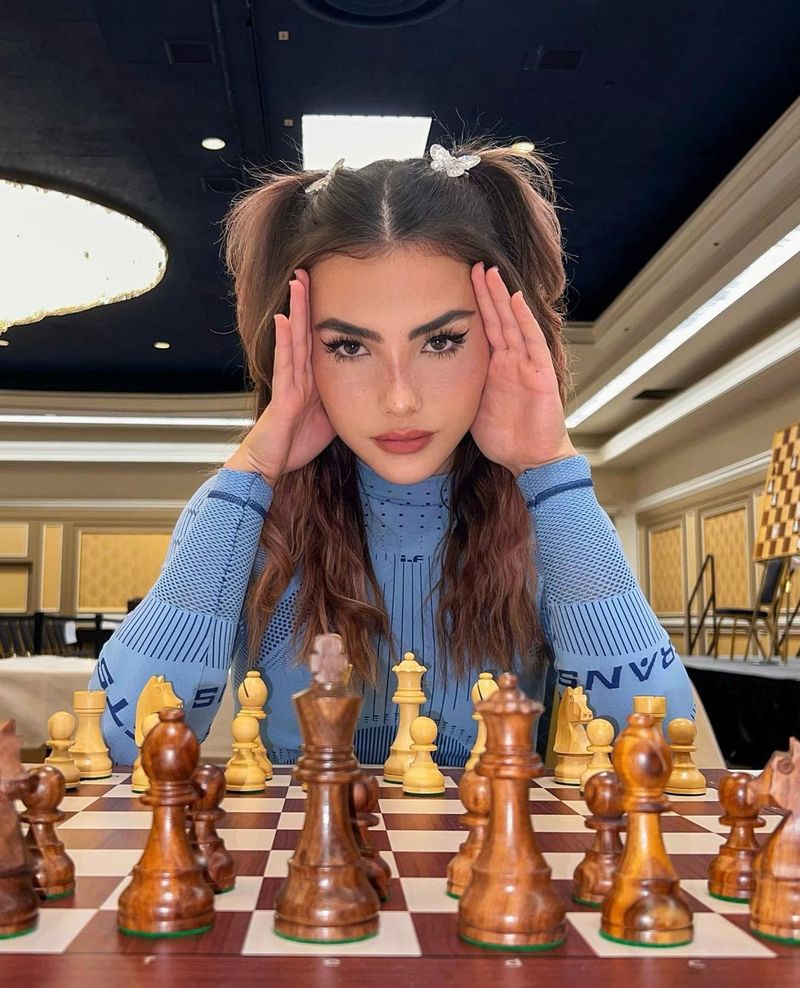 O româncă deţine titlul de cea mai sexy jucătoare de şah din lume! Andrea produce milioane de dolari din Youtube şi Twitch şi face ravagii pe Instagram