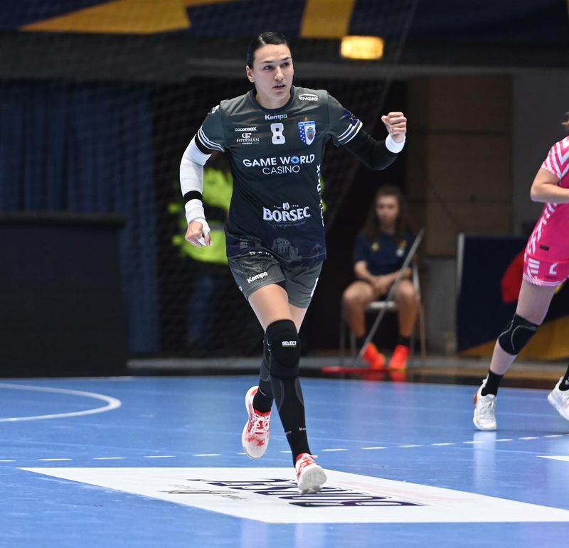Cristina Neagu, necruţătoare cu fanii Rapidului, după ce aceştia au înjurat-o: &quot;Ştiţi foarte bine ce galerie este&quot;