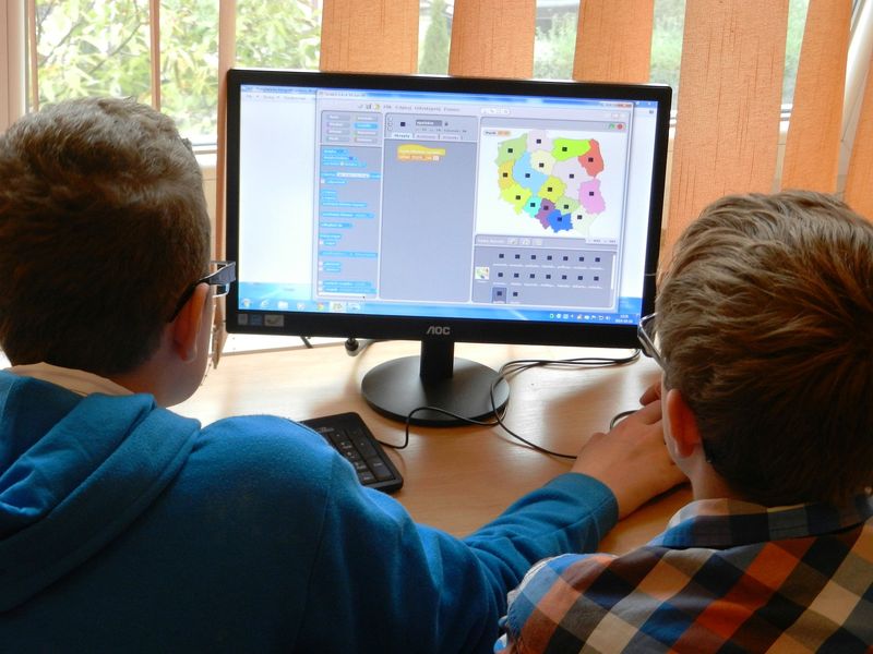 200 de euro de la stat. Elevii și studenții vor primi ajutor de la stat pentru calculatoare. Află care sunt actele necesare