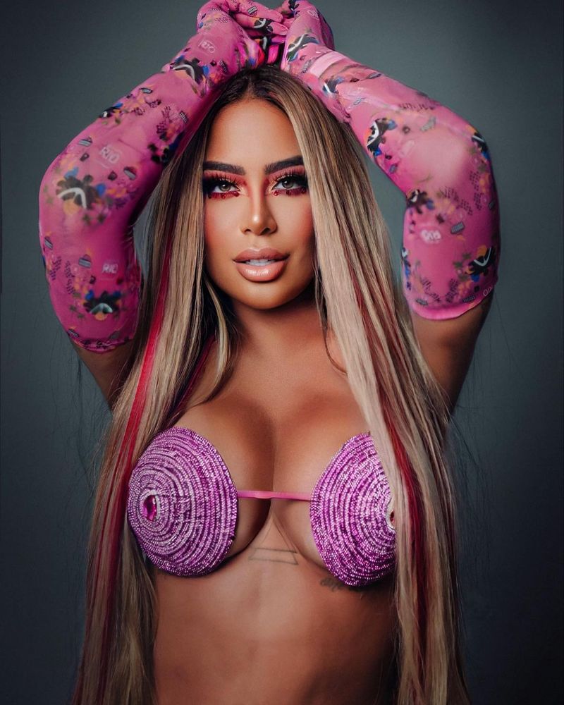 FOTO Sora lui Neymar, apariţie spectaculoasă la Carnavalul de la Rio. Rafaella i-a &icirc;nnebunit pe fani cu vestimentaţia sa