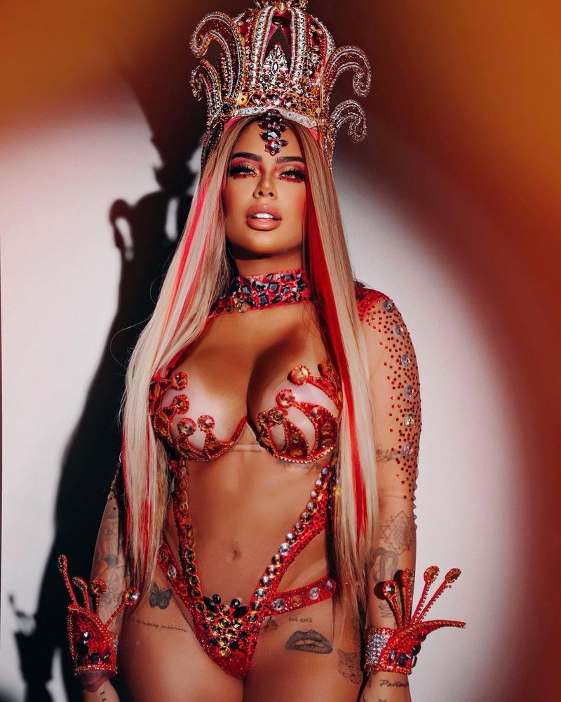 FOTO Sora lui Neymar, apariţie spectaculoasă la Carnavalul de la Rio. Rafaella i-a &icirc;nnebunit pe fani cu vestimentaţia sa