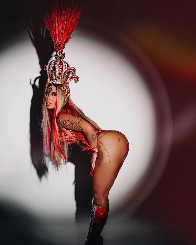 FOTO Sora lui Neymar, apariţie spectaculoasă la Carnavalul de la Rio. Rafaella i-a &icirc;nnebunit pe fani cu vestimentaţia sa