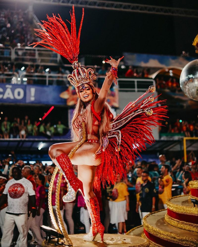 FOTO Sora lui Neymar, apariţie spectaculoasă la Carnavalul de la Rio. Rafaella i-a &icirc;nnebunit pe fani cu vestimentaţia sa