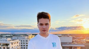 Cine este Selly. Biografie vârstă, studii, carieră. Află care este numele real al artistului care a devenit unul dintre cei mai cunoscuți vloggeri din România