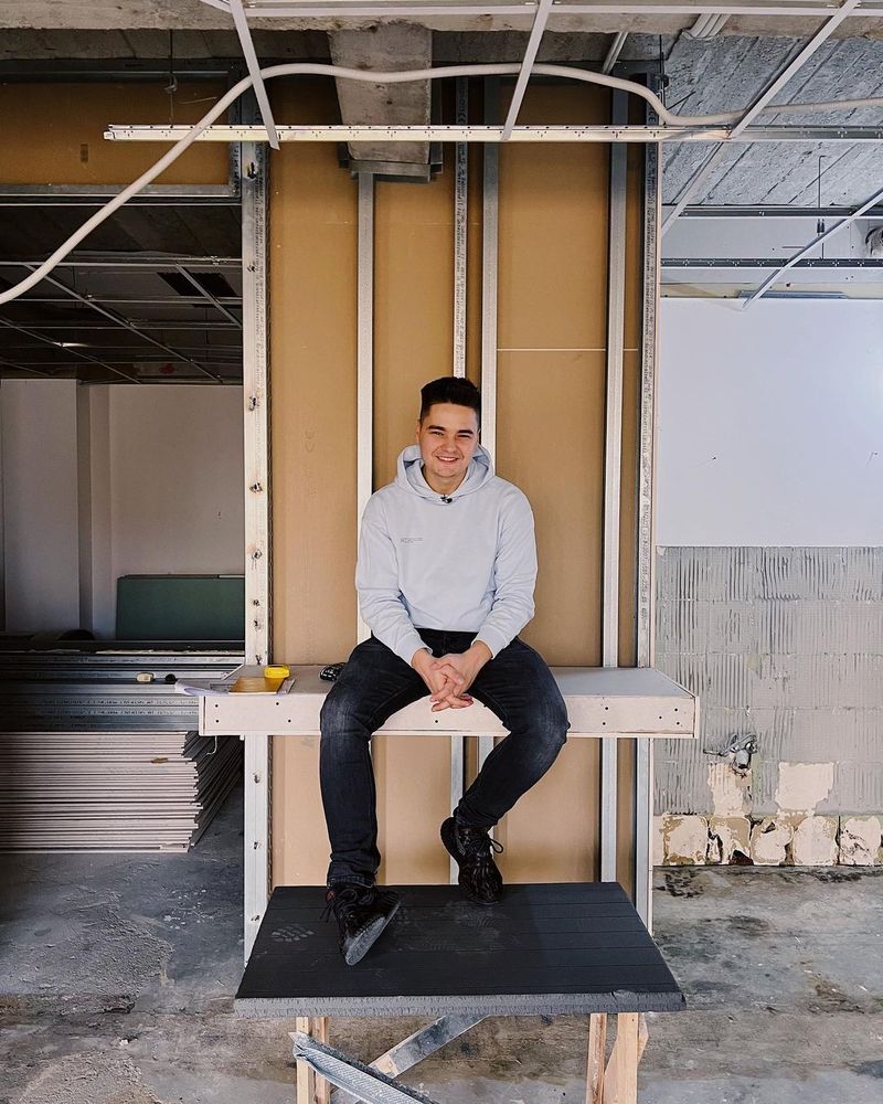 Cum arată noul birou al lui Selly. A investit în el 160 de mii euro